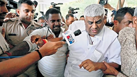 ಎಸ್‌ಐಟಿ ಅಧಿಕಾರಿಗಳು ಬೆಂಗಳೂರಿನಲ್ಲಿ ಜೆಡಿಎಸ್ ಶಾಸಕ ಎಚ್‌ಡಿ ರೇವಣ್ಣ ಅವರನ್ನು ವೈದ್ಯಕೀಯ ತಪಾಸಣೆಗಾಗಿ ಬೌರಿಂಗ್ ಆಸ್ಪತ್ರೆಗೆ ಕರೆದೊಯ್ದರು