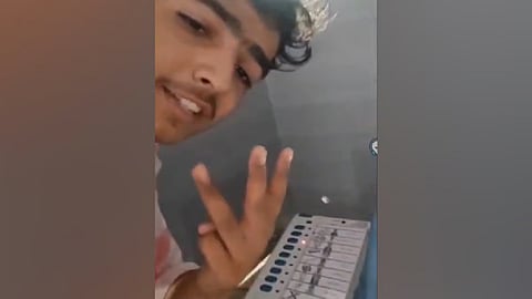 8 ಬಾರಿ ಮತ ಚಲಾಯಿಸಿದ ಯುವಕ