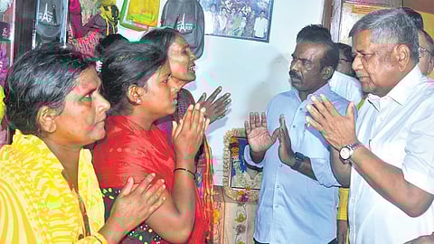 ಅಂಜಲಿ ಮನೆಗೆ ಬಿಜೆಪಿ ನಾಯಕರ ಭೇಟಿ