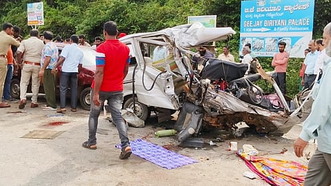 ಅಪಘಾತಕ್ಕೀಡಾದ ಓಮಿನಿ ಕಾರು