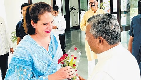 ಗುರುವಾರ ರಾಯಬರೇಲಿಯಲ್ಲಿ ಹಿರಿಯ ಕಾಂಗ್ರೆಸ್ ನಾಯಕಿ ಪ್ರಿಯಾಂಕಾ ಗಾಂಧಿ ವಾದ್ರಾಗೆ ಶುಭಾಶಯ ಕೋರಿದ ಸಚಿವ ಕೆ ಮುನಿಯಪ್ಪ.