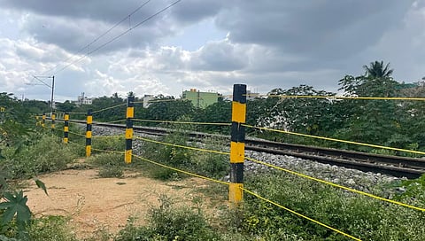ಹೀಲಳಿಗೆ ಮಾರ್ಗದಲ್ಲಿ ಬ್ಯಾರಿಯರ್ ಹಾಕಿರುವ ಚಿತ್ರ