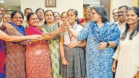 2ನೇ ರ್ಯಾಂಕ್ ಪಡೆದ ಮೇಧಾ ಪಿ ಶೆಟ್ಟಿ ಹೋಲಿ ಚೈಲ್ಡ್ ಪ್ರೌಢಶಾಲೆಯಲ್ಲಿ ಶಿಕ್ಷಕರೊಂದಿಗೆ ಸಂಭ್ರಮಿಸುತ್ತಿರುವುದು