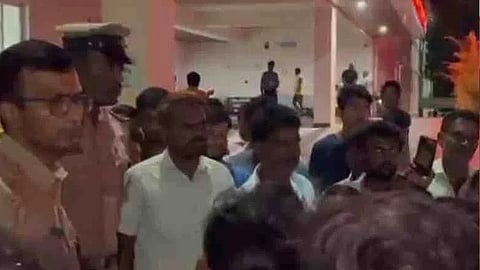 ಠಾಣೆ ಮುಂದೆ ಪ್ರತಿಭಟನೆ ನಡೆಸಿದ ಜನರು