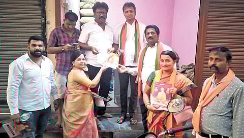 ಫೋಟೋ ಹಂಚುತ್ತಿರುವ ಬಿಜೆಪಿ ಅಭ್ಯರ್ಥಿ ಬೆಂಬಲಿಗರು