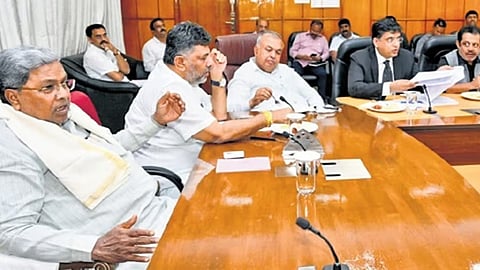 ಸಭೆ ನಡೆಸುತ್ತಿರುವ ಸಿಎಂ ಸಿದ್ದರಾಮಯ್ಯ