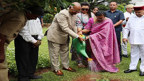 ಮಾಜಿ ರಾಷ್ಚ್ರಪತಿ ರಾಮನಾಥ್ ಕೋವಿಂದ್ ದಂಪತಿ, ರಾಜ್ಯಪಾಲ ಥಾವರ್ ಚಂದ್ ಗೆಹ್ಲೋಟ್