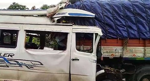 ಹಾವೇರಿ ಬಳಿಯ NH 48 ರಲ್ಲಿ ಅಪಘಾತಕ್ಕೀಡಾದ ಟೆಂಪೊ ಟ್ರಾವೆಲರ್ ಮತ್ತು ಟ್ರಕ್