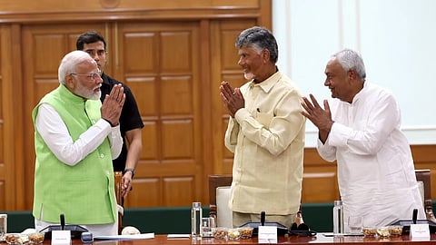 ಟಿಡಿಪಿ ಮುಖ್ಯಸ್ಥ ಎನ್ ಚಂದ್ರಬಾಬು ನಾಯ್ಡು ಮತ್ತು ಜೆಡಿಯು ಮುಖ್ಯಸ್ಥ ನಿತೀಶ್ ಕುಮಾರ್ ಅವರೊಂದಿಗೆ ಪ್ರಧಾನಿ ನರೇಂದ್ರ ಮೋದಿ.