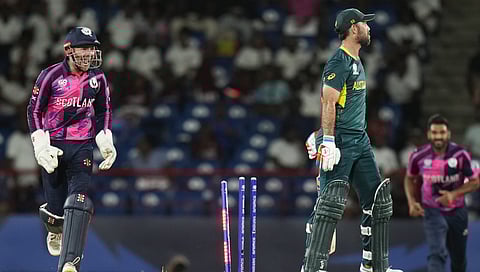 ಆಸ್ಟ್ರೇಲಿಯಾ ಮತ್ತು ಸ್ಕಾಟ್ಲೆಂಡ್ ನಡುವಿನ T20 ವಿಶ್ವಕಪ್ ಕ್ರಿಕೆಟ್ ಪಂದ್ಯದ ಸಂದರ್ಭದಲ್ಲಿ ಆಸ್ಟ್ರೇಲಿಯಾದ ಗ್ಲೆನ್ ಮ್ಯಾಕ್ಸ್‌ವೆಲ್‌ ವಿಕೆಟ್ ಕಿತ್ತ ನಂತರ ಸ್ಕಾಟ್ಲೆಂಡ್‌ನ ಮ್ಯಾಥ್ಯೂ ಕ್ರಾಸ್ (ಎಡ) ಸಂಭ್ರಮಿಸಿದರು.