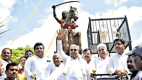 ವಿಜಯಪುರ ಜಿಲ್ಲೆಯ ಇಂಚಗೇರಿ ಗ್ರಾಮದಲ್ಲಿ ಭಾನುವಾರ ಸಂಗೊಳ್ಳಿ ರಾಯಣ್ಣನ ಪ್ರತಿಮೆ ಅನಾವರಣಗೊಳಿಸಿದ ಮುಖ್ಯಮಂತ್ರಿ ಸಿದ್ದರಾಮಯ್ಯ. 