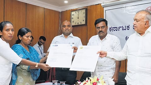 ಕರ್ತವ್ಯದ ವೇಳೆ ರಸ್ತೆ ಅಪಘಾತದಲ್ಲಿ ಮೃತಪಟ್ಟ ಕೆಎಸ್‌ಆರ್‌ಟಿಸಿ ನೌಕರನ ಕುಟುಂಬಕ್ಕೆ ಸಾರಿಗೆ ಸಚಿವ ರಾಮಲಿಂಗಾರೆಡ್ಡಿ ಬುಧವಾರ ಪರಿಹಾರ ವಿತರಿಸಿದರು.