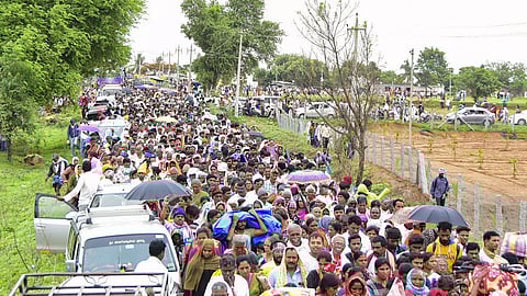 ಗ್ರಾಮಕ್ಕೆ ಹರಿದು ಬಂದಿರುವ ಜನಸಾಗರ.