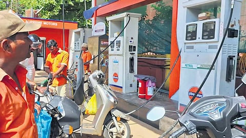 ಕಾರವಾರದ ವಾಹನ ಸವಾರರು ಗೋವಾದ ಪೆಟ್ರೋಲ್ ಬಂಕ್'ನಲ್ಲಿ ತಮ್ಮ ವಾಹನಗಳಿಗೆ ಪೆಟ್ರೋಲ್ ಹಾಕಿಸಿಕೊಳ್ಳುತ್ತಿರುವುದು.