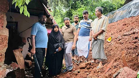 ಪುತ್ತೂರಿನಲ್ಲಿ ಮಳೆಗೆ ಗುಡ್ಡ ಕುಸಿದು ಬಿದ್ದು ಹಾನಿಯಾಗಿರುವುದು 
