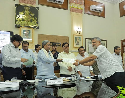 ಸಿಎಂ ಸಿದ್ದರಾಮಯ್ಯ ಅವರು ಆನ್ ಲೈನ್‌ನಲ್ಲಿಯೇ ಸನ್ನದು ವಿತರಣೆ ಹಾಗೂ ನವೀಕರಣ ಮತ್ತು ಇತರ ಸೇವೆಗಳನ್ನು ಒದಗಿಸುವ ಅಬಕಾರಿ ಇಲಾಖೆಯ ಆನ್ ಲೈನ್ ಸೇವೆಗಳ ನೂತನ ತಂತ್ರಾಂಶವನ್ನು ಲೋಕಾರ್ಪಣೆ ಮಾಡಿದರು.