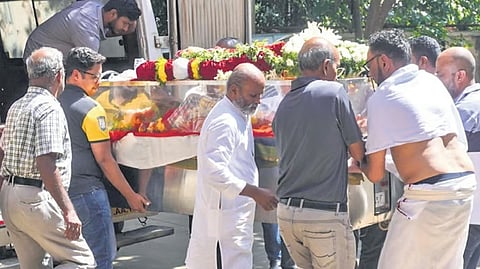 ಹೆಬ್ಬಾಳ ಚಿತಾಗಾರದಲ್ಲಿ ಆಶಾ ಪಾರ್ಥೀವ ಶರೀರದೊಂದಿಗೆ ಆಶಾ ಕುಟುಂಬಸ್ಥರು