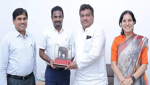 ಸಚಿವ ಎಂಬಿ ಪಾಟೀಲ್ ಅವರೊಂದಿಗೆ ಮುತ್ತಯ್ಯ ಮುರಳೀಧರನ್