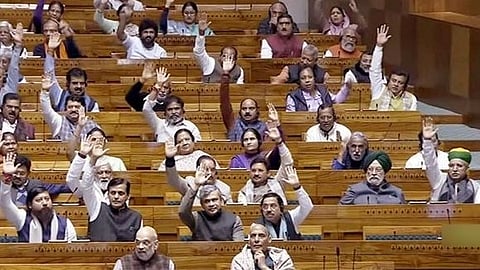 ಡಿಸೆಂಬರ್ 20, 2023ರಂದು ದೆಹಲಿಯಲ್ಲಿ ಸಂಸತ್ತಿನ ಚಳಿಗಾಲದ ಅಧಿವೇಶನದಲ್ಲಿ ಲೋಕಸಭೆಯ ಸಂಸದರು ಭಾರತೀಯ ನ್ಯಾಯ ಸಂಹಿತಾ ಮಸೂದೆಯ ಮೇಲೆ ಧ್ವನಿ ಮತದ ಅಂಗೀಕಾರ ನೀಡುತ್ತಿರುವ ಚಿತ್ರ 
