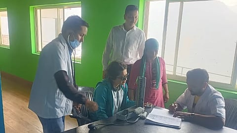 ಉತ್ತರಕಾಶಿಯಲ್ಲಿ ರಕ್ಷಿಸಲ್ಪಟ್ಟ ಚಾರಣಿಗನಿಗೆ ವೈದ್ಯಕೀಯ ಚಿಕಿತ್ಸೆ ನೀಡುತ್ತಿರುವುದು.