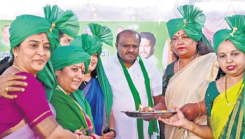 ಶುಕ್ರವಾರ ಬೆಂಗಳೂರಿನ ಜೆಡಿಎಸ್ ಕಚೇರಿಗೆ ಆಗಮಿಸಿದ ಕೇಂದ್ರ ಬೃಹತ್ ಕೈಗಾರಿಕೆ ಮತ್ತು ಉಕ್ಕು ಸಚಿವ ಎಚ್‌ಡಿ ಕುಮಾರಸ್ವಾಮಿ ಅವರನ್ನು ಸ್ವಾಗತಿಸಲಾಯಿತು.