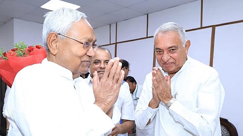 ಸಿಎಂ ನಿತೀಶ್ ಕುಮಾರ್ ಜೊತೆಯಲ್ಲಿರುವ ಸಂಸದ ದೇವೇಶ್ ಚಂದ್ರ ಠಾಕೂರ್