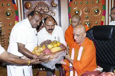 ಆದಿಚುಂಚನಗಿರಿ ಮಠಕ್ಕೆ ಹೆಚ್.ಡಿ ಕುಮಾರಸ್ವಾಮಿ ಭೇಟಿ
