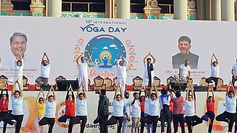 ವಿಧಾನಸೌಧ ಮುಂಭಾಗ ಯೋಗ ಮಾಡುತ್ತಿರುವ ಗಣ್ಯರು.
