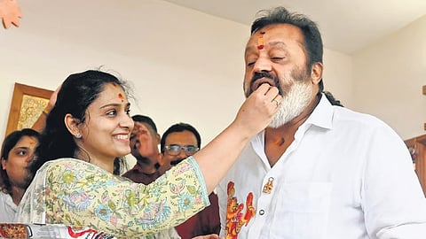 ಪತ್ನಿ ರಾಧಿಕಾರಿಂದ ಸಂಸದ ಸುರೇಶ್ ಗೋಪಿಗೆ ಸಿಹಿ ತಿನಿಸು