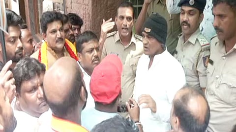 ಕುಮಾರ್ ಬಂಗಾರಪ್ಪ ನಿವಾಸದ ಬಳಿಯಿರುವ ಶಿವರಾಜ್ ಕುಮಾರ್ ಅವರ ಅಭಿಮಾನಿಗಳು.