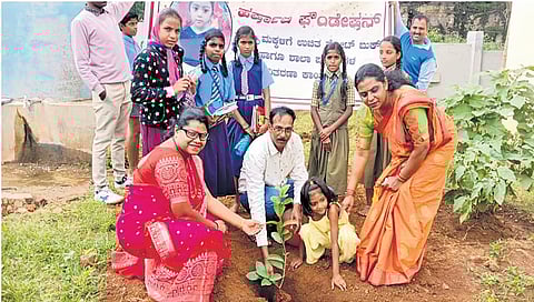 ತಮ್ಮ ಮಗಳ ನೆನಪಿನಲ್ಲಿ ಆರು ಶಾಲೆಗಳನ್ನು ದತ್ತು ಪಡೆದ ಎಎಸ್ ಐ ಡಿ. ಲೋಕೇಶಪ್ಪ