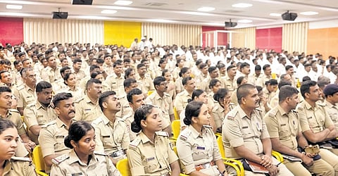 ತರಬೇತಿ ಕಾರ್ಯಕ್ರಮದಲ್ಲಿ ಪೊಲೀಸ್ ಸಿಬ್ಬಂದಿ.