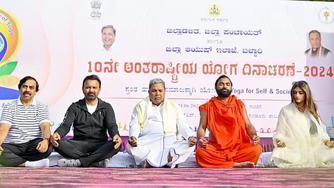 ಬಳ್ಳಾರಿಯಲ್ಲಿ ಯೋಗಭ್ಯಾಸ ನಡೆಸಿದ ಸಿಎಂ ಸಿದ್ದರಾಮಯ್ಯ 