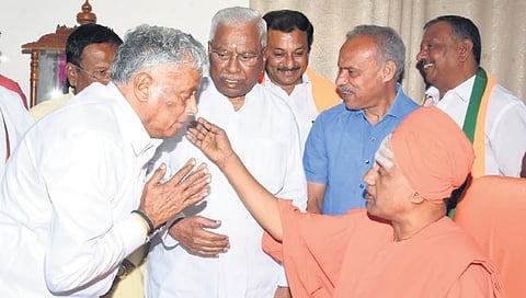ಶುಕ್ರವಾರ ತುಮಕೂರಿನ ಸಿದ್ದಗಂಗಾ ಮಠದ ಶ್ರೀ ಸಿದ್ದಲಿಂಗ ಸ್ವಾಮೀಜಿ ಅವರನ್ನು ಭೇಟಿ ಮಾಡಿ ಆಶೀರ್ವಾದ ಪಡೆದ ಕೇಂದ್ರ ಸಚಿವ ವಿ ಸೋಮಣ್ಣ.