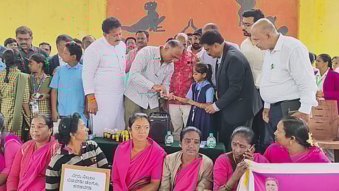 ಯಲಹಂಕದ ಶಿಂಗೇನಹಳ್ಳಿಯಲ್ಲಿ ಇಂದು ಈಡಿಸ್ ಸೊಳ್ಳೆಯ ಲಾರ್ವಾ ನಾಶಪಡಿಸುವ ಕಾರ್ಯಕ್ರಮ ಪಾಲ್ಗೊಂಡ ಸಚಿವರು.