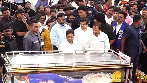ಬಹುಜನ ಸಮಾಜ ಪಕ್ಷ (ಬಿಎಸ್‌ಪಿ) ಮುಖ್ಯಸ್ಥೆ ಮಾಯಾವತಿ ಅವರು ಆರು ಸದಸ್ಯರ ಗ್ಯಾಂಗ್‌ನಿಂದ ಹತ್ಯೆಗೀಡಾದ ಪಕ್ಷದ ನಾಯಕ ಕೆ. ಆರ್ಮ್‌ಸ್ಟ್ರಾಂಗ್ ಅವರ ಪಾರ್ಥಿವ ಶರೀರಕ್ಕೆ ಚೆನ್ನೈನಲ್ಲಿ ಅಂತಿಮ ನಮನ ಸಲ್ಲಿಸಿದರು.