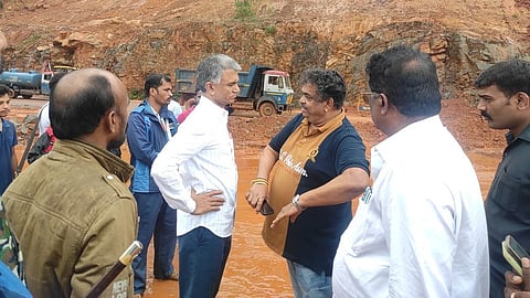 Minister Krishna byregowda visits Landslide hit Shirur in Ankola