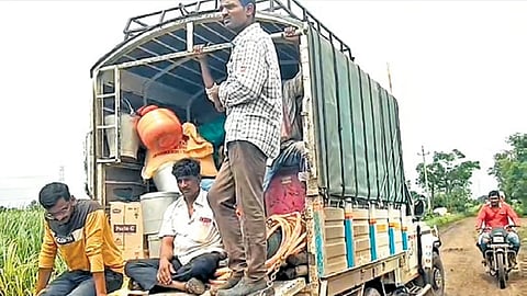 ಸ್ಥಳಾಂತರಗೊಳ್ಳುತ್ತಿರುವ ಜನತೆ.
