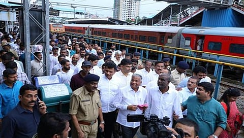 ರೈಲ್ವೆ ಅಧಿಕಾರಿಗಳೊಂದಿಗೆ ಸಂಸದ ವಿ. ಸೋಮಣ್ಣ