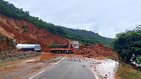 ಗುಡ್ಡ ಕುಸಿದು ಬಿದ್ದಿರುವುದು.