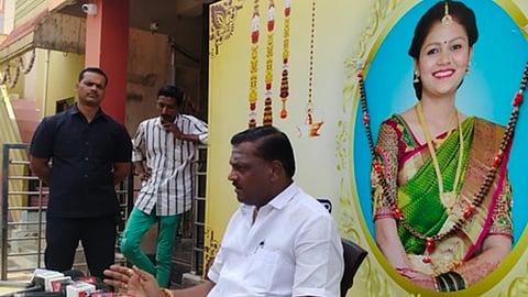 ನೇಹಾ ಅವರ ತಂದೆ ನಿರಂಜನ ಹಿರೇಮಠ ಅವರು ಹುಬ್ಬಳ್ಳಿಯ ತಮ್ಮ ನಿವಾಸದಲ್ಲಿ ಸುದ್ದಿಗೋಷ್ಠಿಯನ್ನುದ್ದೇಶಿಸಿ ಮಾತನಾಡಿದರು