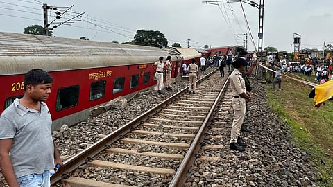 ಹಳಿತಪ್ಪಿದ 12810 ಹೊವಾರಾ-CSMT ಎಕ್ಸ್‌ಪ್ರೆಸ್.