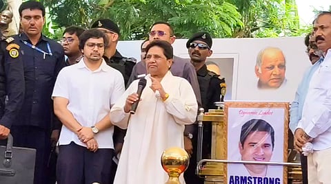 Mayawati pays respects to deceased BSP leader K Armstrong