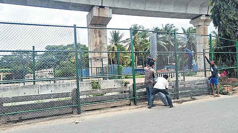 ತಡೆಗೋಡೆ ನಿರ್ಮಾಣ ಕಾಮಗಾರಿ ನಡೆಯುತ್ತಿರುವುದು.