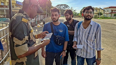 ಶನಿವಾರ ಅಗರ್ತಲಾ ಇಂಟಿಗ್ರೇಟೆಡ್ ಚೆಕ್‌ಪೋಸ್ಟ್‌ನಲ್ಲಿ ದೇಶಾದ್ಯಂತ ಪ್ರತಿಭಟನೆಯ ನಡುವೆ ಭಾರತೀಯ ವಿದ್ಯಾರ್ಥಿಗಳು ವಲಸೆ ಕ್ಲಿಯರೆನ್ಸ್ ನಂತರ ಬಾಂಗ್ಲಾದೇಶದಿಂದ ಮರಳಿದರು.