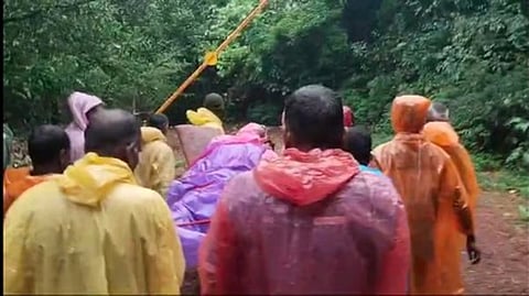ಅಮಗಾಂವ ಅರಣ್ಯ ಪ್ರದೇಶದಲ್ಲಿ ತೀವ್ರ ಅಸ್ವಸ್ಥ ಮಹಿಳೆಯನ್ನು ಗ್ರಾಮಸ್ಥರು ಕಟ್ಟಿಗೆಯಲ್ಲಿ ತಯಾರಿಸಿದ ಸ್ಟ್ರೆಚರ್‌ನಲ್ಲಿ ಸಾಗಿಸುತ್ತಿರುವ ದೃಶ್ಯ