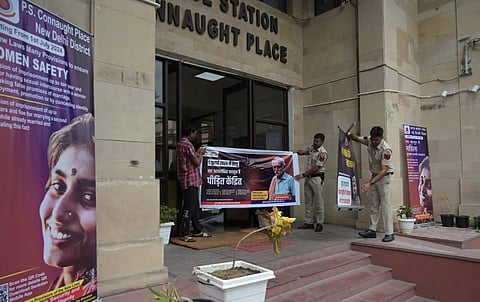 ದೆಹಲಿಯಲ್ಲಿ ಜನರಲ್ಲಿ ಜಾಗೃತಿ ಮೂಡಿಸಲು ಕನ್ನಾಟ್ ಪ್ಲೇಸ್ ಪೊಲೀಸ್ ಠಾಣೆಯ ಹೊರಗೆ ಹೊಸ ಕ್ರಿಮಿನಲ್ ಕಾನೂನುಗಳ ಕುರಿತು ಪೋಸ್ಟರ್‌ಗಳನ್ನು ಪೊಲೀಸ್ ಸಿಬ್ಬಂದಿ ಅಳವಡಿಸಿದ್ದಾರೆ.