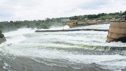 ಎಲ್ಲೆಡೆ, ಎಲ್ಲೆಂದರಲ್ಲಿ ನೀರು, ಆದರೆ ಬೆಳೆಗೆ ಒಂದು ಹನಿಯೂ ಇಲ್ಲ? 'ದೀಪದ ಕೆಳಗೆ ಕತ್ತಲು' ಎಂಬಂತಾಯ್ತು ರೈತರ ಬದುಕು!