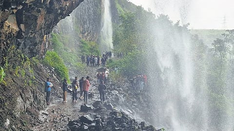 ಕುಂಬ್ವಾಡೆ ಜಲಪಾತ