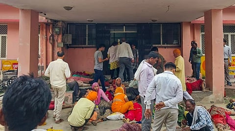 ಆಪ್ತರನ್ನು ಕಳೆದುಕೊಂಡು ದುಖಃತಪ್ತರಾಗಿರುವ ಸಂಬಂಧಿಕರು